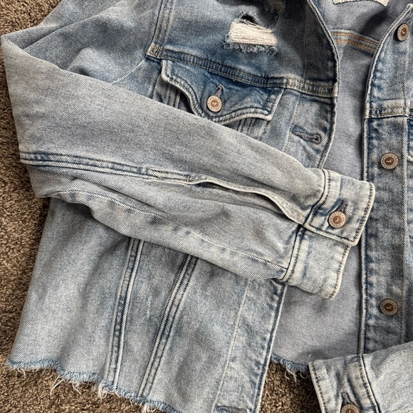 Hollister Women’s Xl but fits Large Light Wash Distressed Denim Jacket EUC - Picture 7 of 11